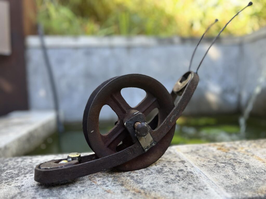 ancienne roue en métal, des vieilles clés, des roulements